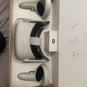 Oculus White VR Headset and Controllers